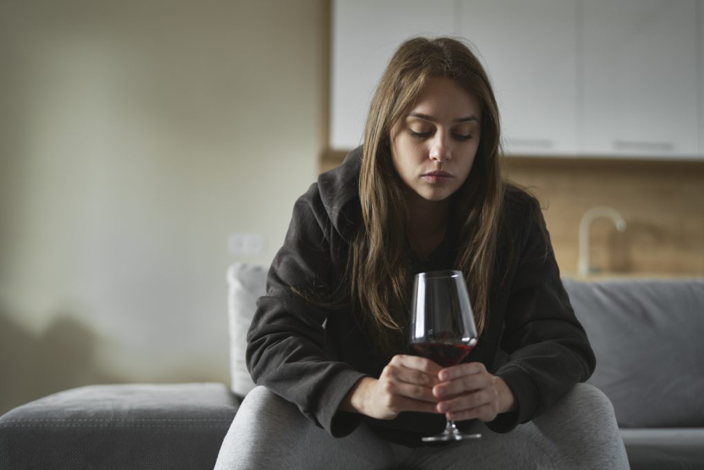 Qual é a relação entre o alcoolismo e a saúde mental?